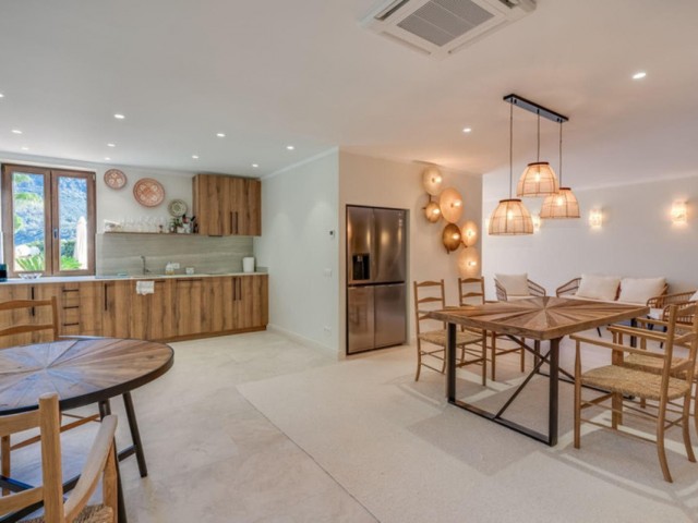 5 Bedrooms Villa in Benahavís