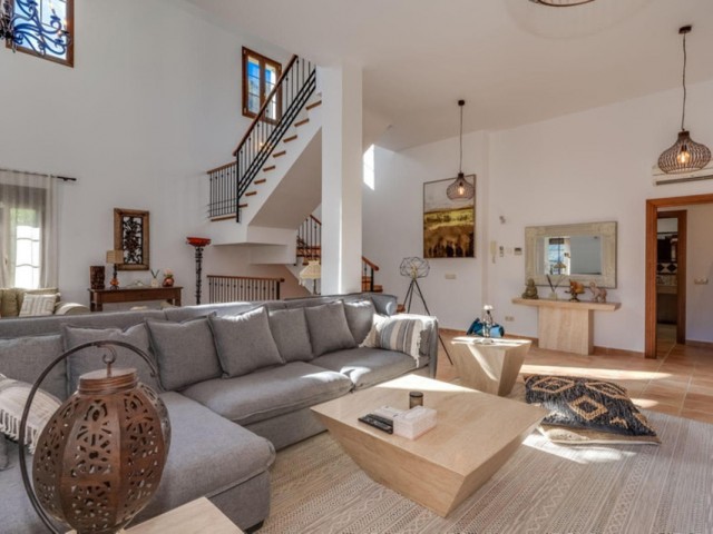 5 Bedrooms Villa in Benahavís