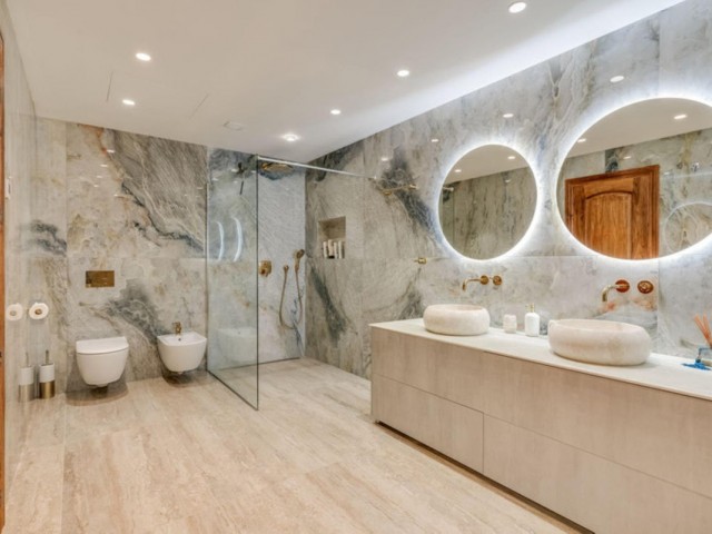 5 Bedrooms Villa in Benahavís