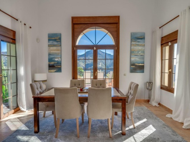 5 Bedrooms Villa in Benahavís