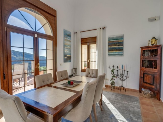 5 Bedrooms Villa in Benahavís