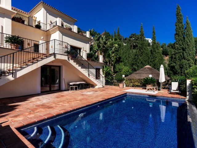 5 Bedrooms Villa in Benahavís