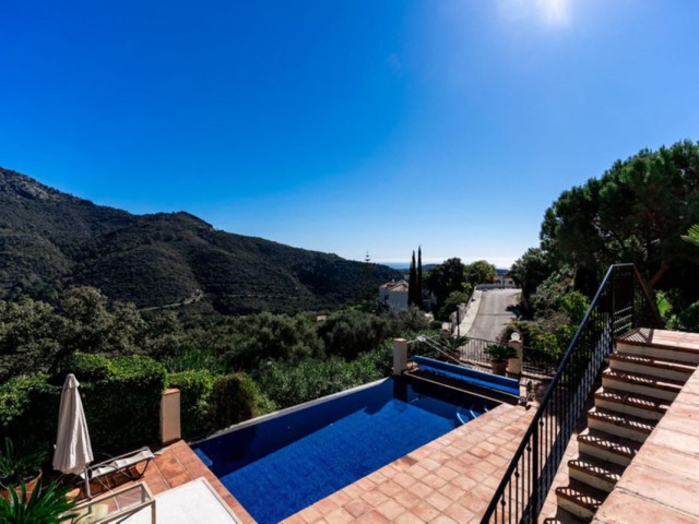 5 Bedrooms Villa in Benahavís