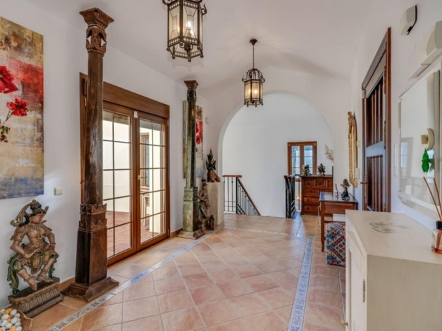 5 Bedrooms Villa in Benahavís