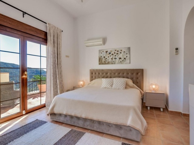 5 Bedrooms Villa in Benahavís