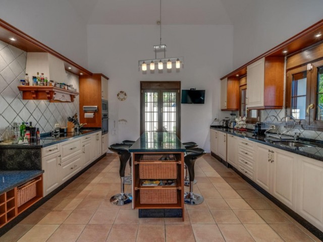 5 Bedrooms Villa in Benahavís