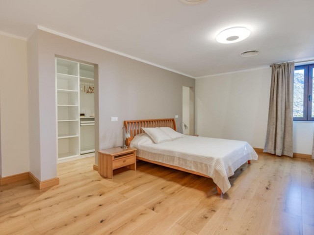 5 Bedrooms Villa in Benahavís