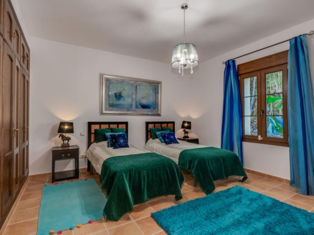 5 Bedrooms Villa in Benahavís