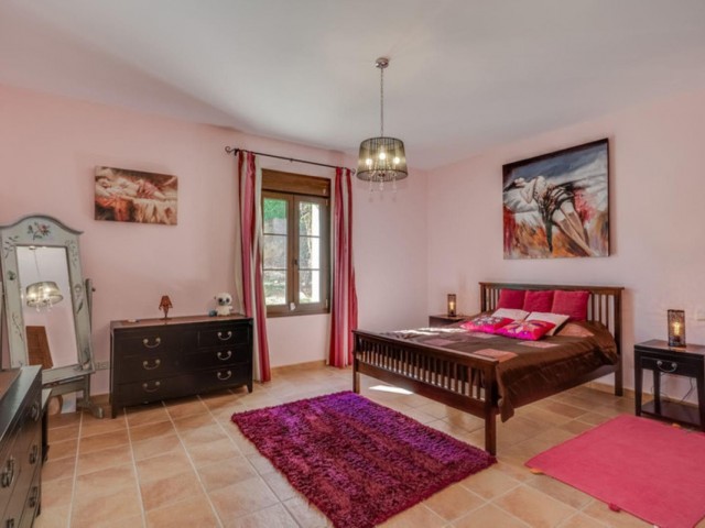 5 Bedrooms Villa in Benahavís