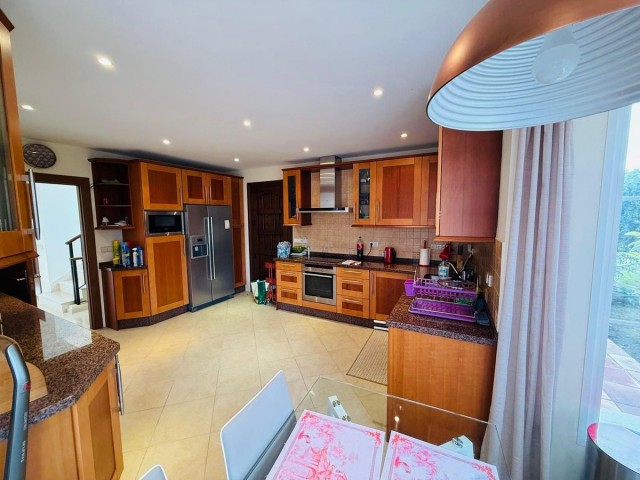 Villa avec 5 Chambres  à Casares