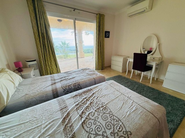 Villa avec 5 Chambres  à Casares