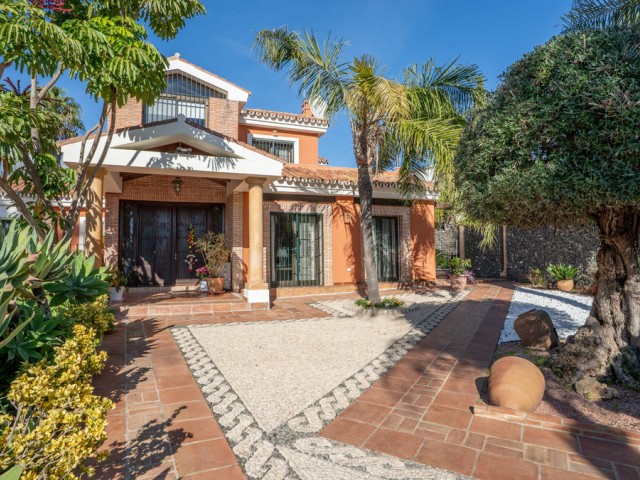 5 Bedrooms Villa in Nueva Andalucía