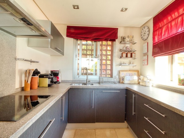 Maison mitoyenne avec 4 Chambres  à Manilva