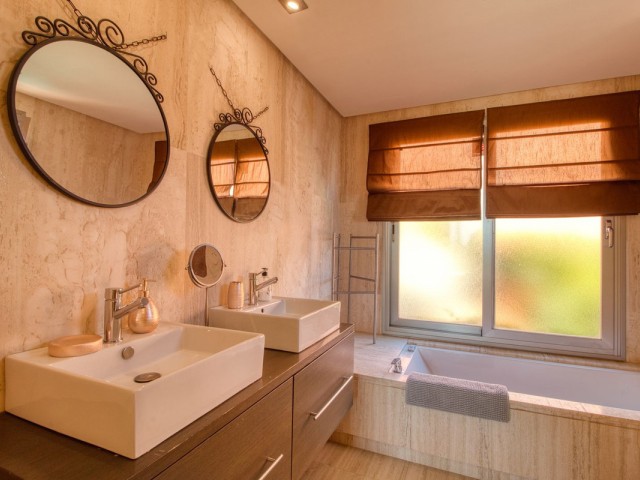 Maison mitoyenne avec 4 Chambres  à Manilva