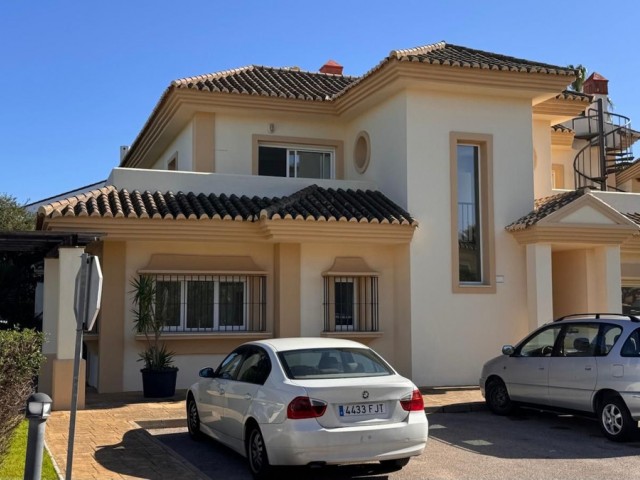 3 Makuuhuoneen Huvila San Roque Club