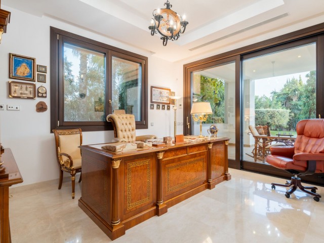 Villa avec 7 Chambres  à Guadalmina Baja