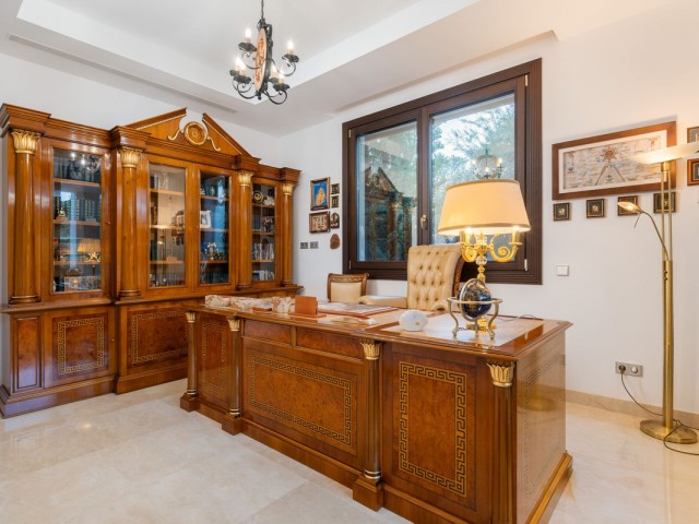 Villa avec 7 Chambres  à Guadalmina Baja