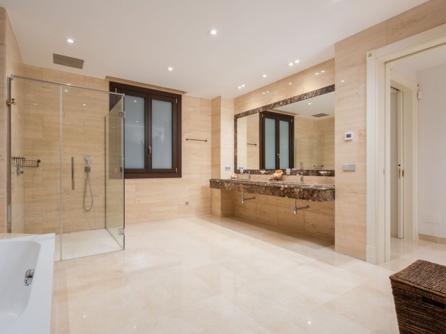 Villa avec 7 Chambres  à Guadalmina Baja