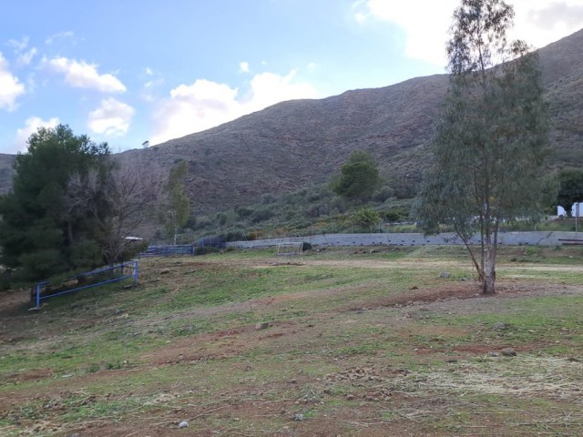 Commercial avec 8 Chambres  à Campo Mijas