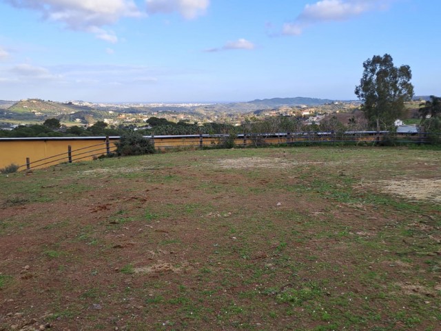 Commercial avec 8 Chambres  à Campo Mijas