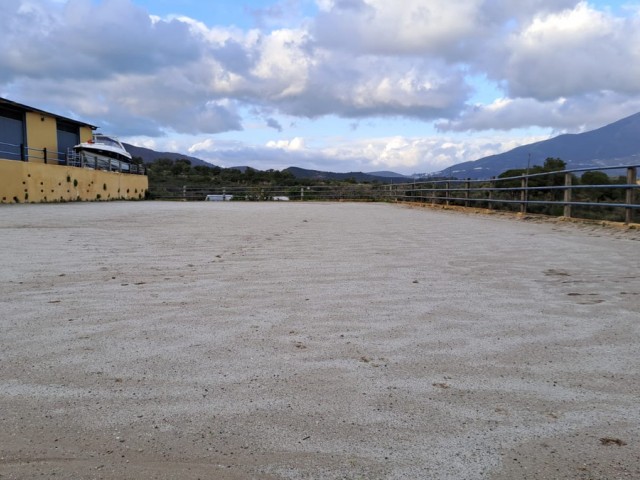 Commercial avec 8 Chambres  à Campo Mijas