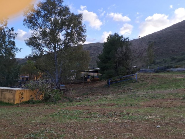 Commercial avec 8 Chambres  à Campo Mijas