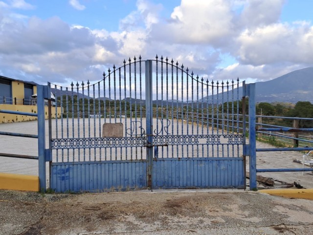 Commercial avec 8 Chambres  à Campo Mijas