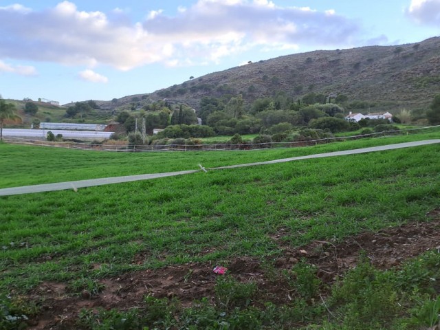 Commercial avec 8 Chambres  à Campo Mijas