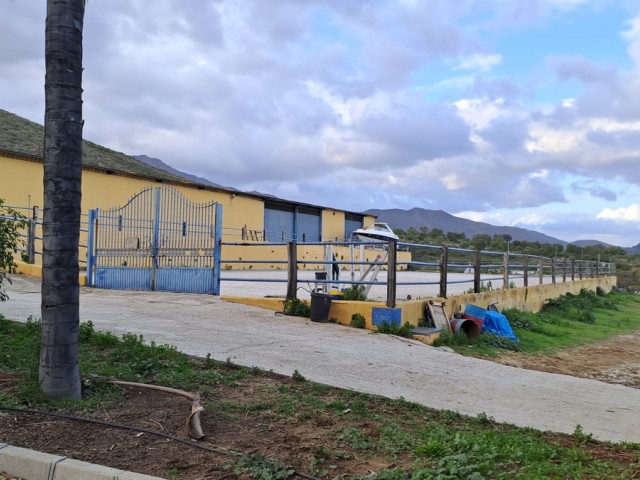 Commercial avec 8 Chambres  à Campo Mijas