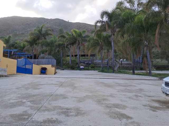 Commercial avec 8 Chambres  à Campo Mijas