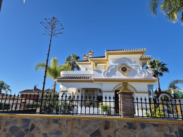 Villa avec 5 Chambres  à San Pedro de Alcántara