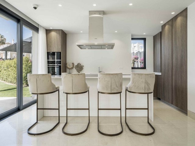 4 Bedrooms Villa in New Golden Mile