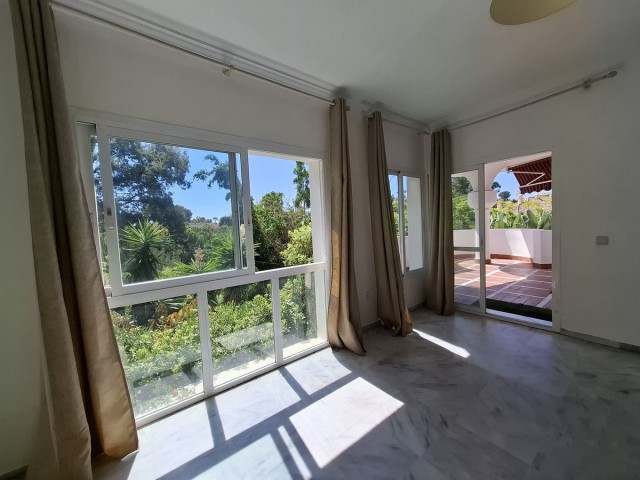 Apartamento con 3 Dormitorios  en Río Real