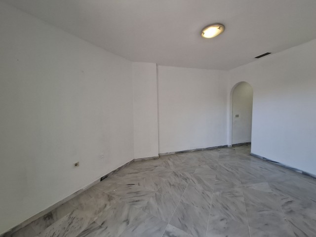 Apartamento con 3 Dormitorios  en Río Real