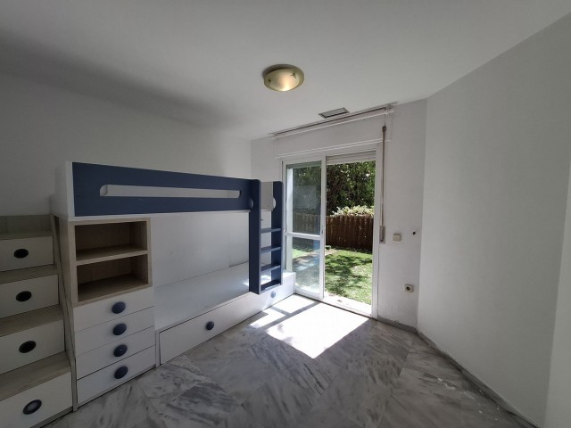 Apartamento con 3 Dormitorios  en Río Real