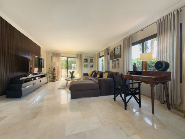4 Bedrooms Apartment in Elviria