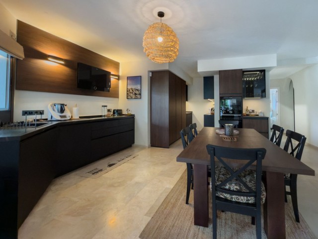 4 Bedrooms Apartment in Elviria