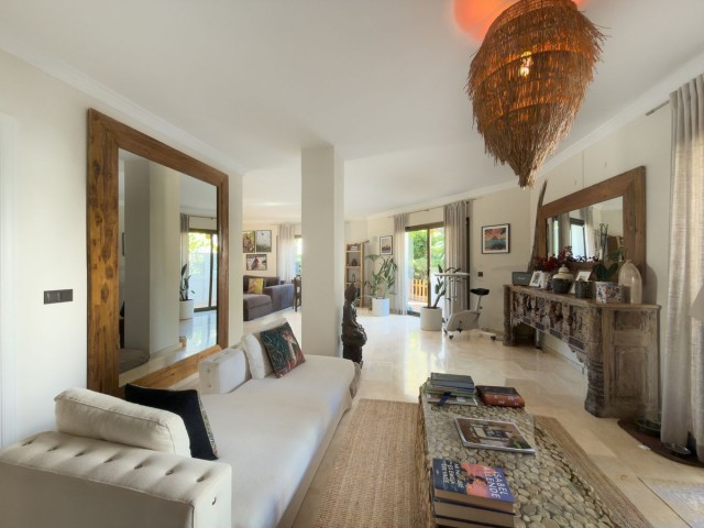 4 Bedrooms Apartment in Elviria