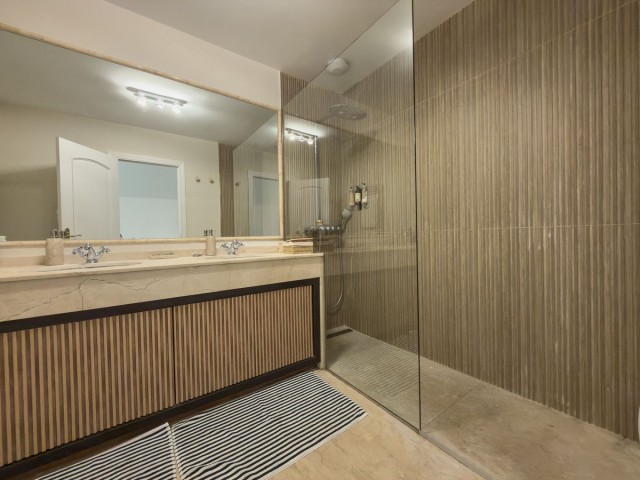 4 Bedrooms Apartment in Elviria