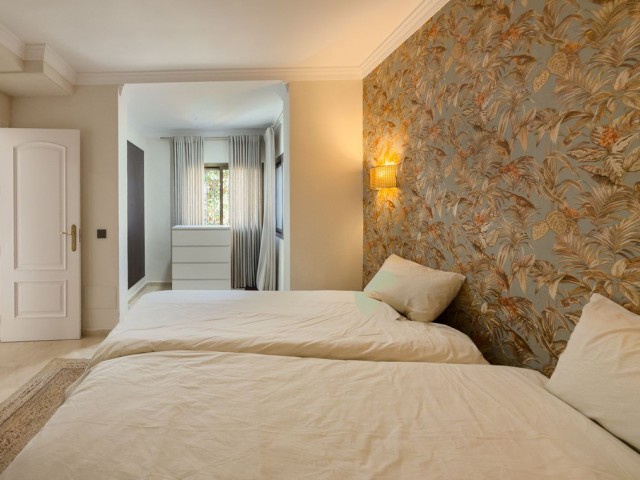 4 Bedrooms Apartment in Elviria