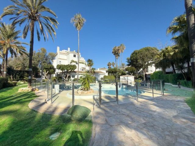 4 Bedrooms Apartment in Elviria