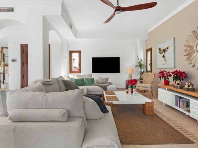 4 Bedrooms Villa in Estepona