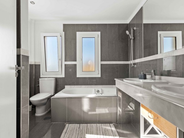 4 Bedrooms Villa in Estepona