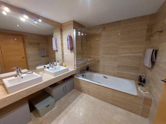 Apartamento con 2 Dormitorios  en Benahavís