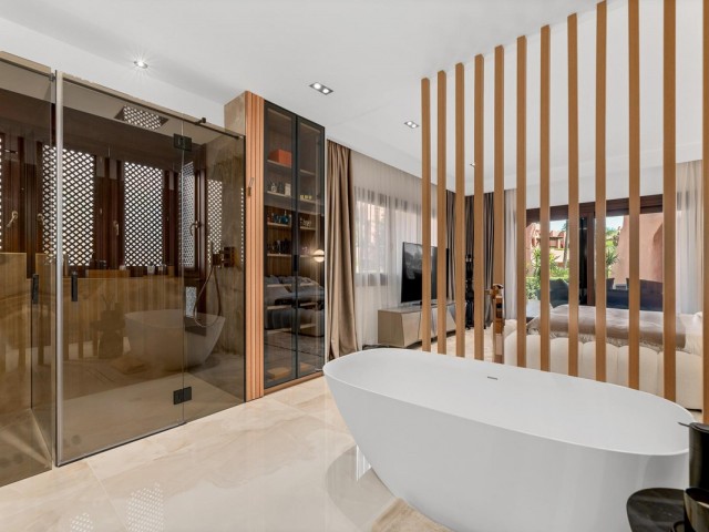 Apartamento con 3 Dormitorios  en Estepona