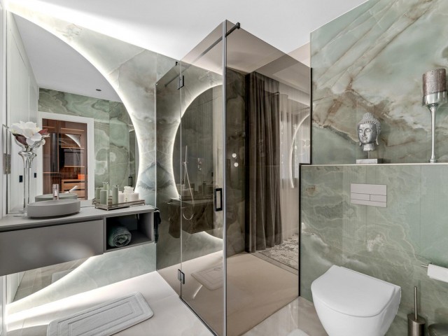 Apartamento con 3 Dormitorios  en Estepona