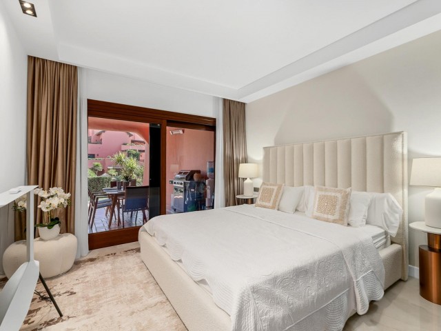 Apartamento con 3 Dormitorios  en Estepona