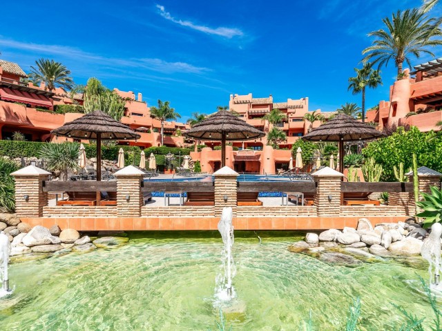 Apartamento con 3 Dormitorios  en Estepona