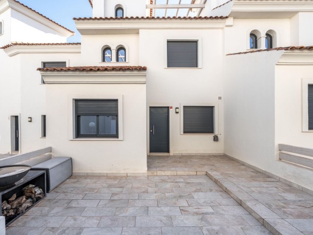 3 Bedrooms Townhouse in El Paraiso