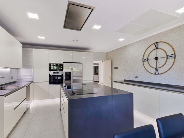 5 Bedrooms Villa in Guadalmina Baja